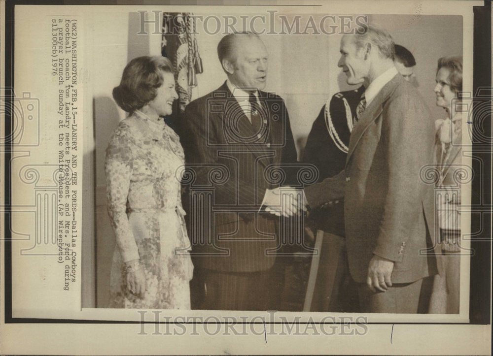 1976 Press Photo Tom Landry Ford President Dallas Cowboy White House -  Historic Images
