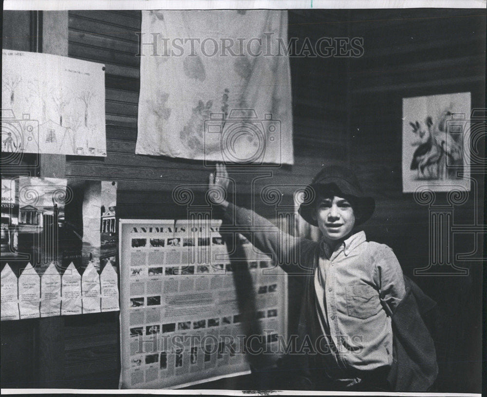 1974 Press Photo Joshua Lerner displays exhibits in the winter nature center. - Historic Images