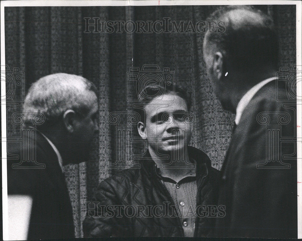 1968 Press Photo Patrolman Joseph Fine Association President Herrick Promise - Historic Images