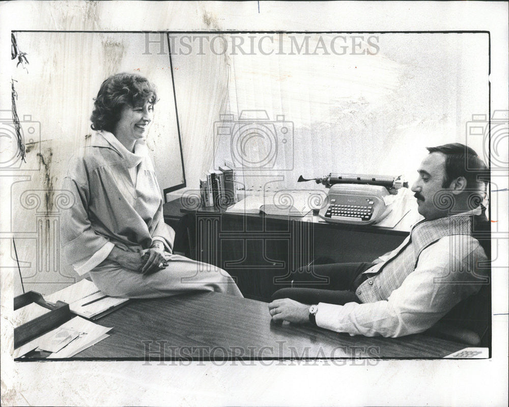 1976 Press Photo Toni Dewey Motorola Public Relations Chief Steve English Judy - Historic Images