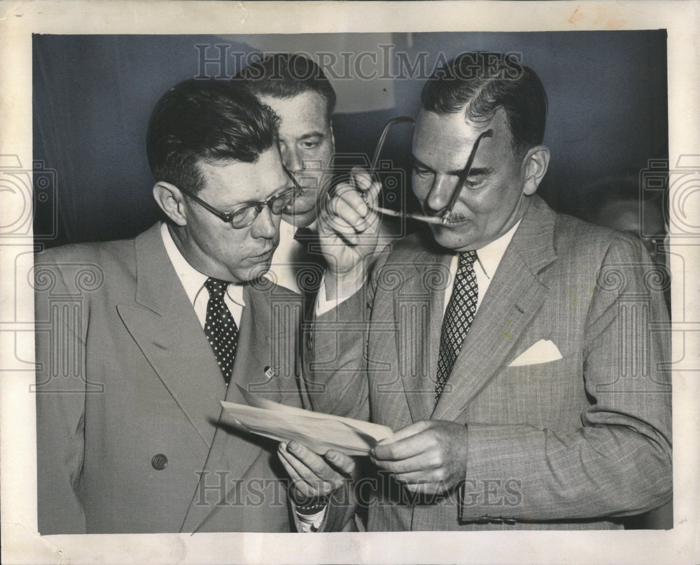 1952 Press Photo Gov. Thomas Dewey confers with James Hagerty at Chicago press c - Historic Images