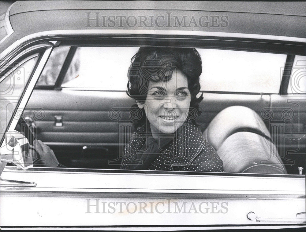 1973 Press Photo Elmhurst Housewife Berard Mrs Sally De Simone Driver Seat Car - Historic Images