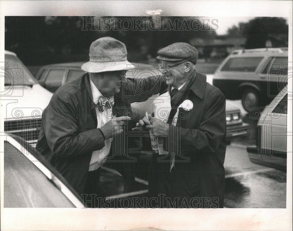 1989 Press Photo Harry Dreiser and William Wehrmacher campaigns for the School B - Historic Images