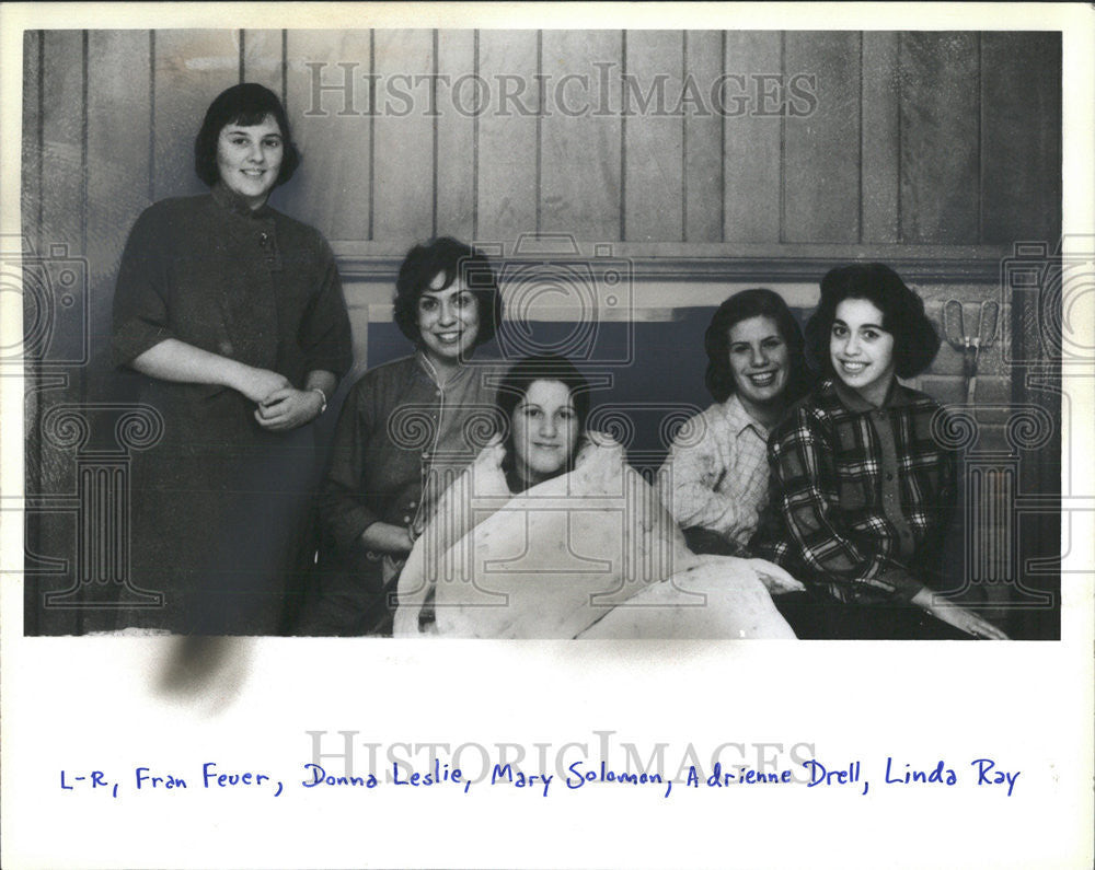 1961 Press Photo New Trier High School friend reunite for 1961 reunion - Historic Images