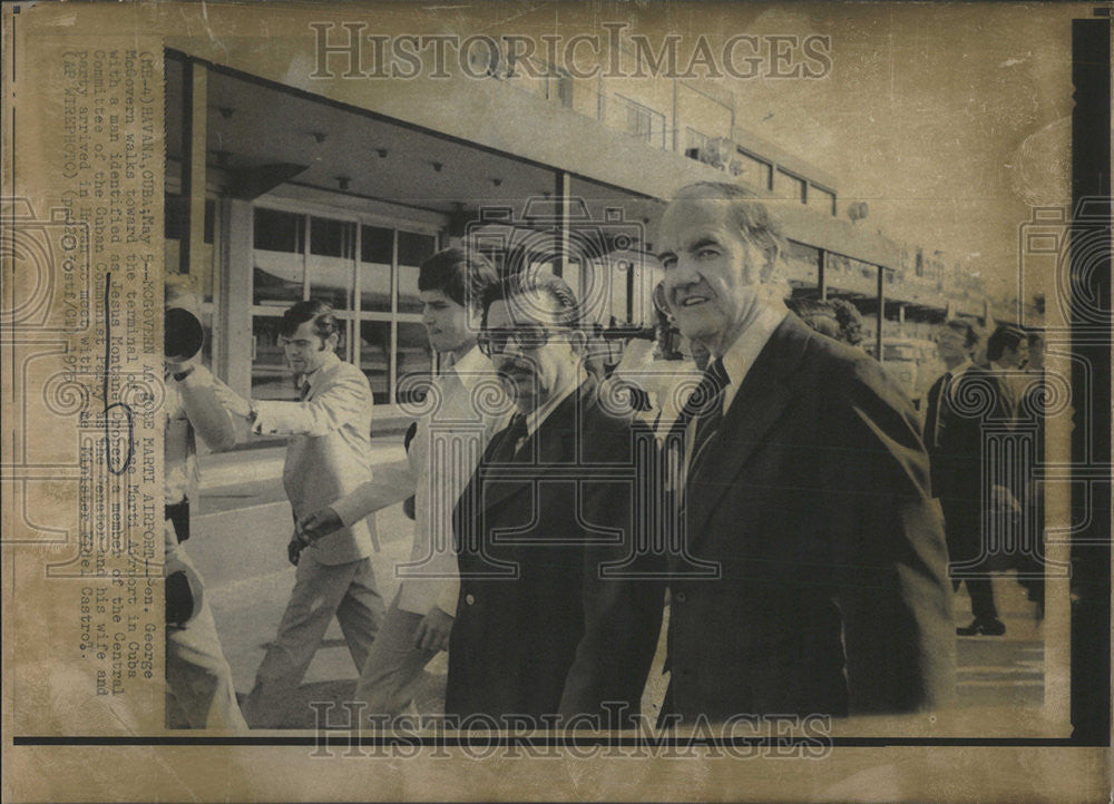 1975 Press Photo Senator George McGovern Jose Martin Airport Cubs Jesus Montane - Historic Images