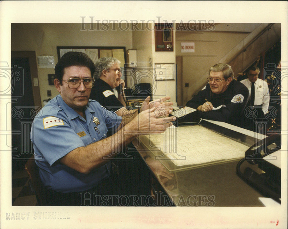 1991 Press Photo Desk Officer Steve Drewganis Albany Park Police Station - Historic Images