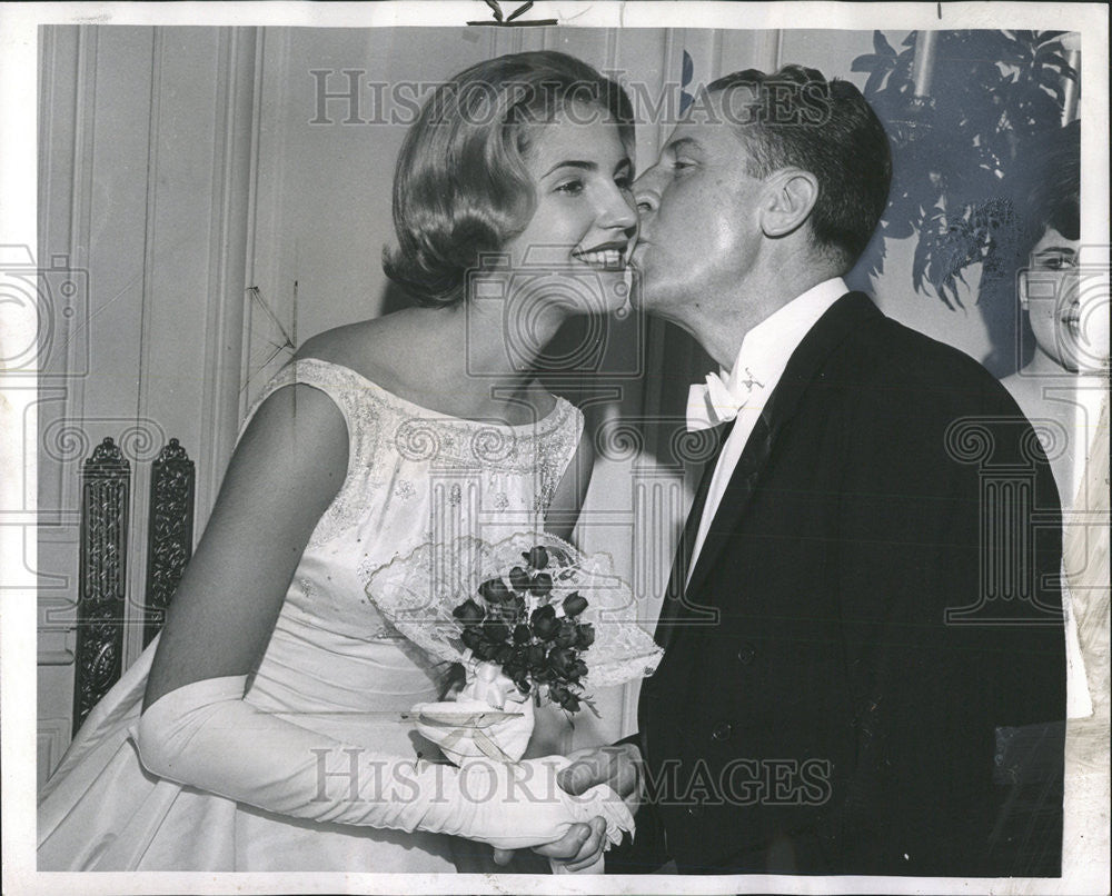 1961 Press Photo A kiss for Sue Mary from her father Raymond Drymalski - Historic Images