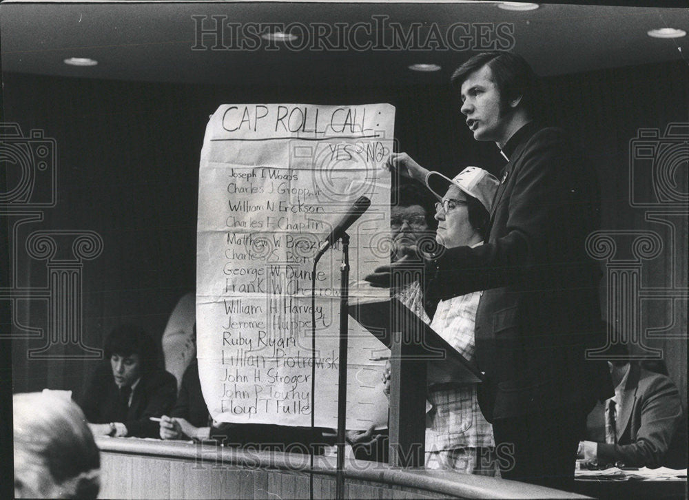 1972 Press Photo Rev. Leonard Dubi protesting against hiking of property taxes - Historic Images