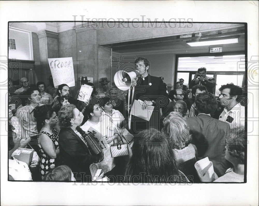 1971 Press Photo Rev. Leonard Dubi protesting against hiking of property taxes - Historic Images