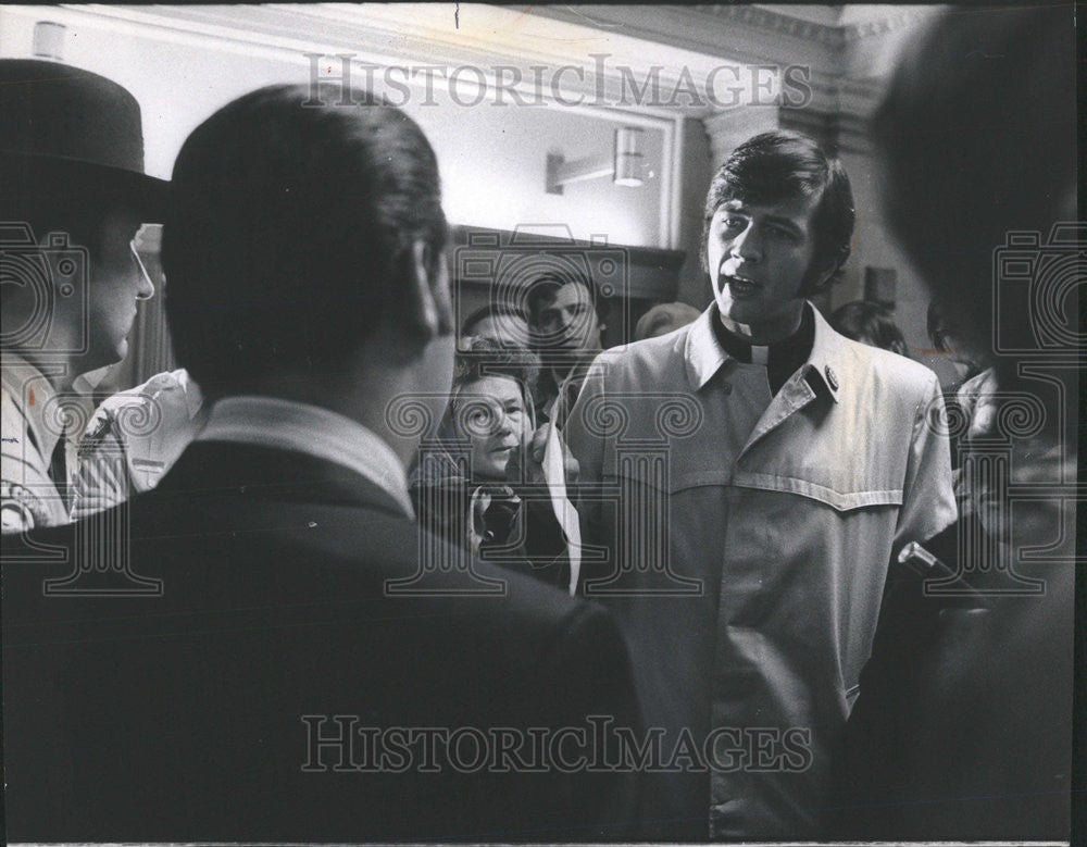 1971 Press Photo Rev Leonard Dubi Citizens Action Program Bruce Farley clerk - Historic Images