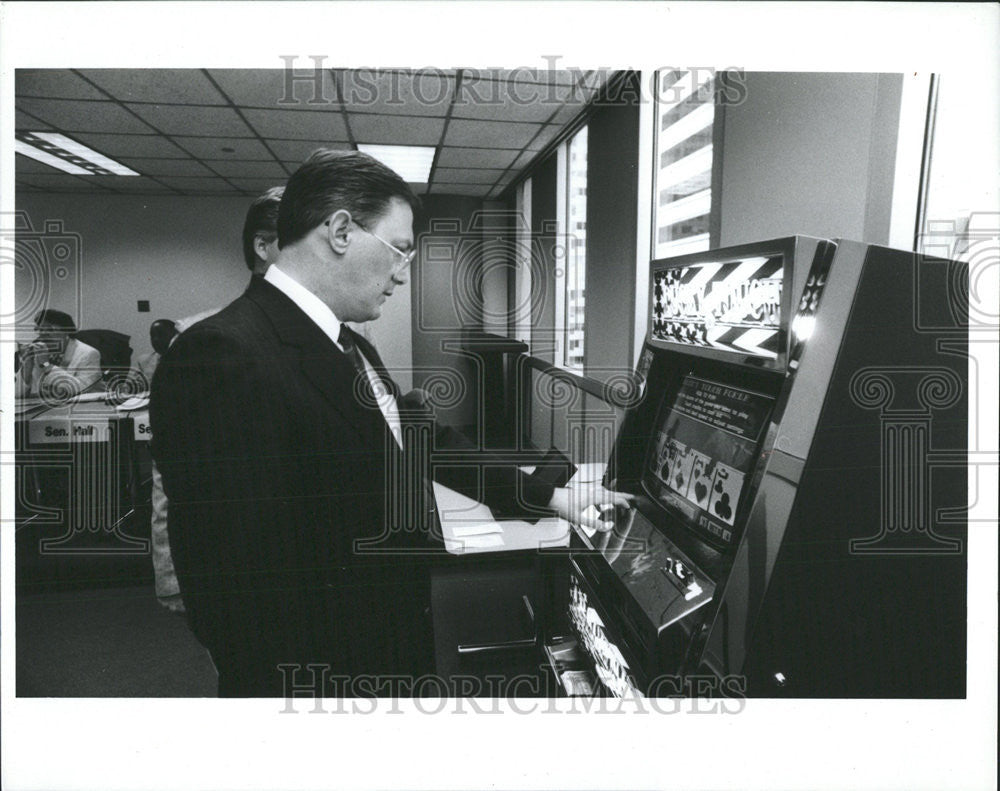1993 Press Photo Sen. Walter Dudyez tries out video gambling machine - Historic Images