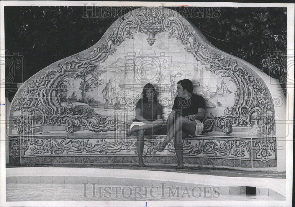 1976 Press Photo Peter Duchins poolside home parents George Zauderers Snap Pose - Historic Images
