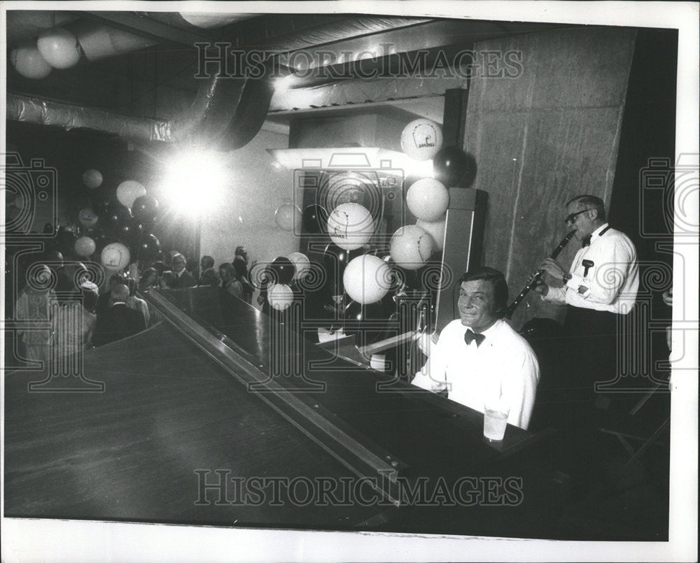 1975 Press Photo Peter Duchin American pianist band leader New York City Eddy - Historic Images