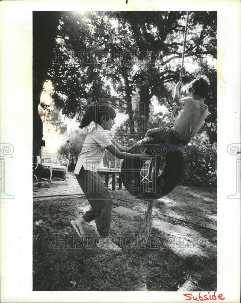 1983 Press Photo Jennifer/Nicholas Christianson/Tire Swing/Evanston Ilinois - Historic Images