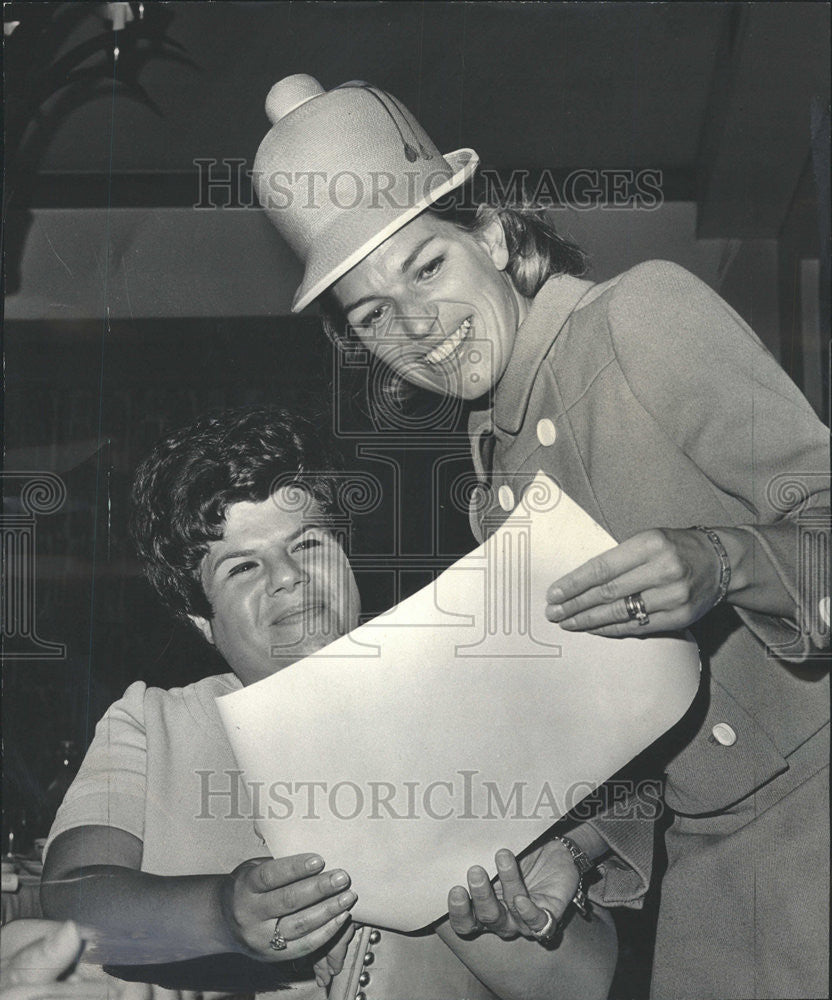 1968 Press Photo Mrs. Seymour Cohen Paul Devlin Servian Award University Chicago - Historic Images