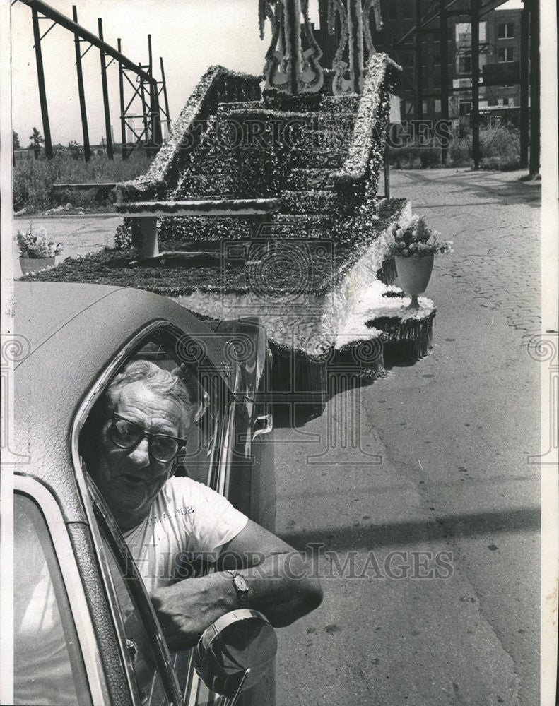 1969 Press Photo John Kolod/Driver Of Parade Floats/Associated Attractions Co. - Historic Images