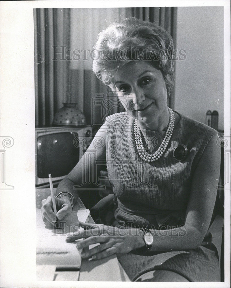 1968 Press Photo Frances Roltun Travel Writer Chicago Sun-Times - Historic Images