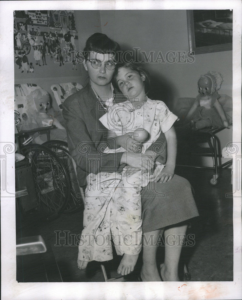 1956 Press Photo Mrs. James Kolyer and Janet. - Historic Images