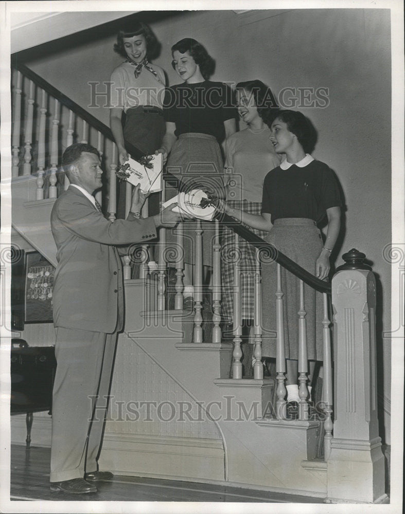 1950 Press Photo Charles Komaiko Congressional candidate North Side Candy North - Historic Images