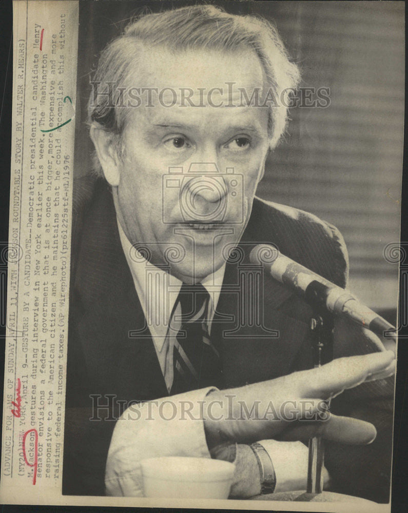 1976 Press Photo Democratic President Candidate Henry Jackson Gesture - Historic Images