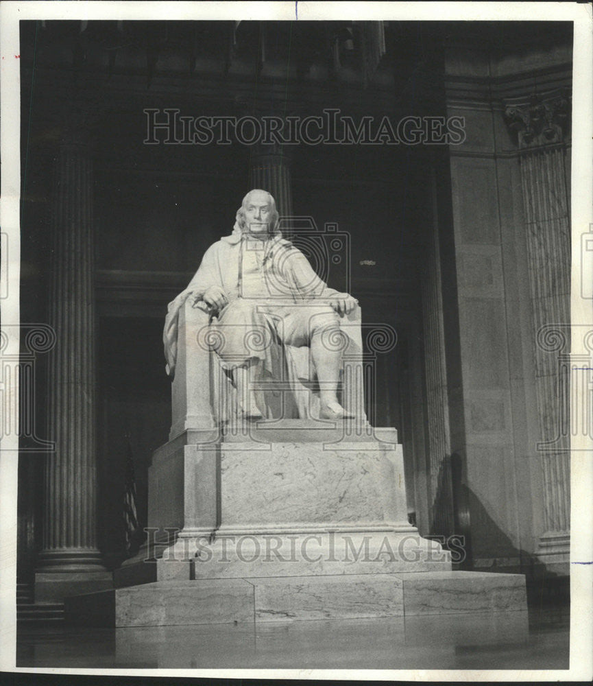 1975 Press Photo Statue/Benjamin Franklin/Memorial Hall/Franklin Institute - Historic Images