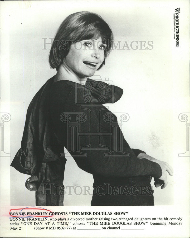 1977 Press Photo Bonnie Franklin Cohosts  Mike Douglas Show - Historic Images