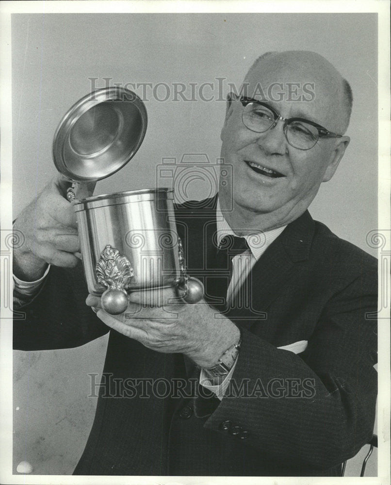 1970 Press Photo Wad Franblin Sun Times Travel Editor - Historic Images