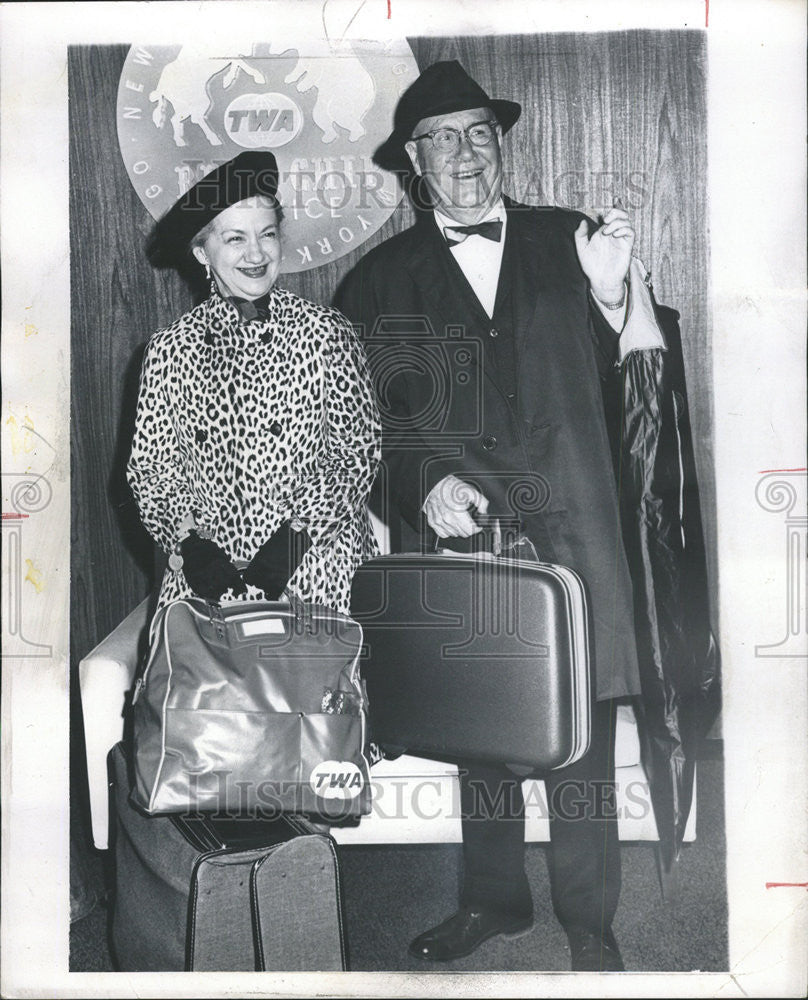 1968 Press Photo Europe Travel Wade Franklin Bag Suit - Historic Images