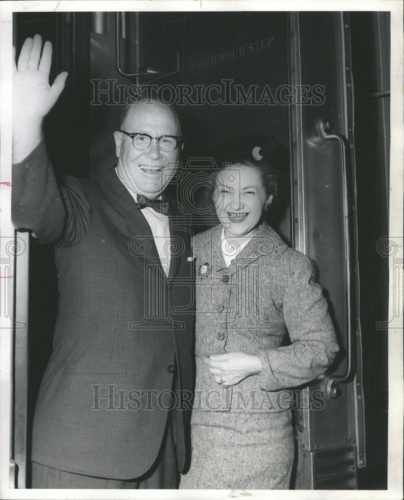 1960 Press Photo Headed South Pacific Wade Franklin Sun Times travel Editor - Historic Images