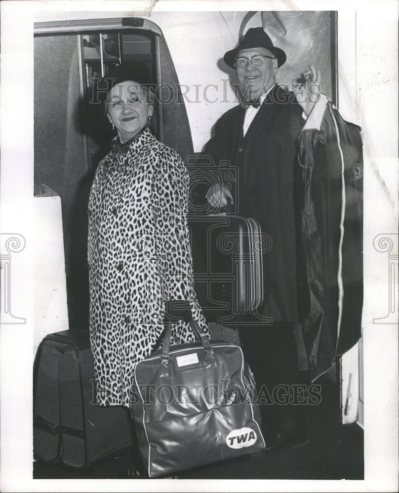 1970 Press Photo Wade Franklin Boards Plane Europe Luggate - Historic Images
