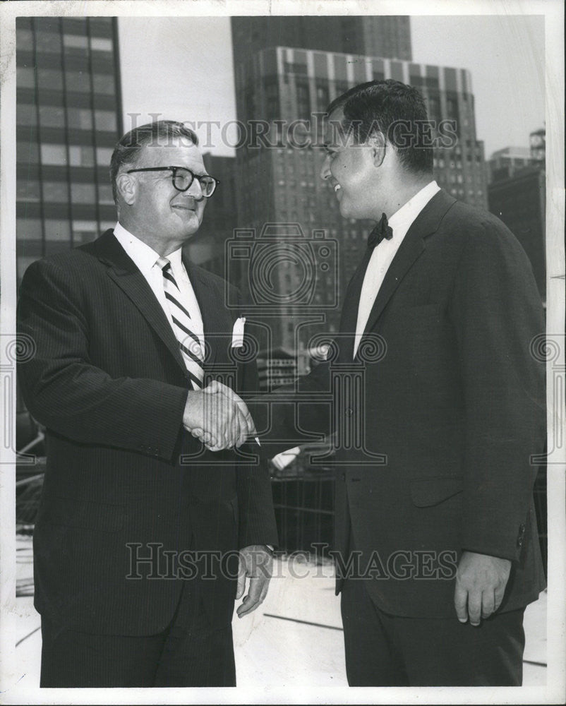 1966 Press Photo Perry S. Herst Jr. Hand Shakes Clinton E. Frank Chairmans - Historic Images