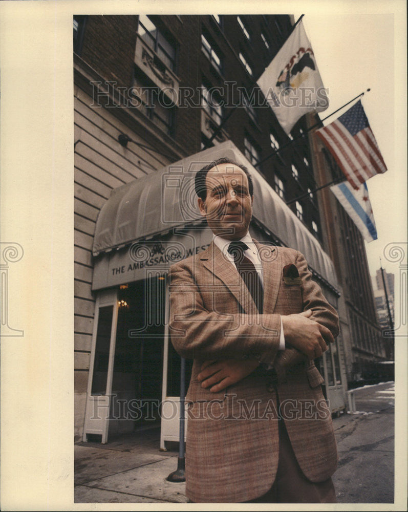 1988 Press Photo Dean Diamond Director of Cataring at Ambassador West Hotel - Historic Images