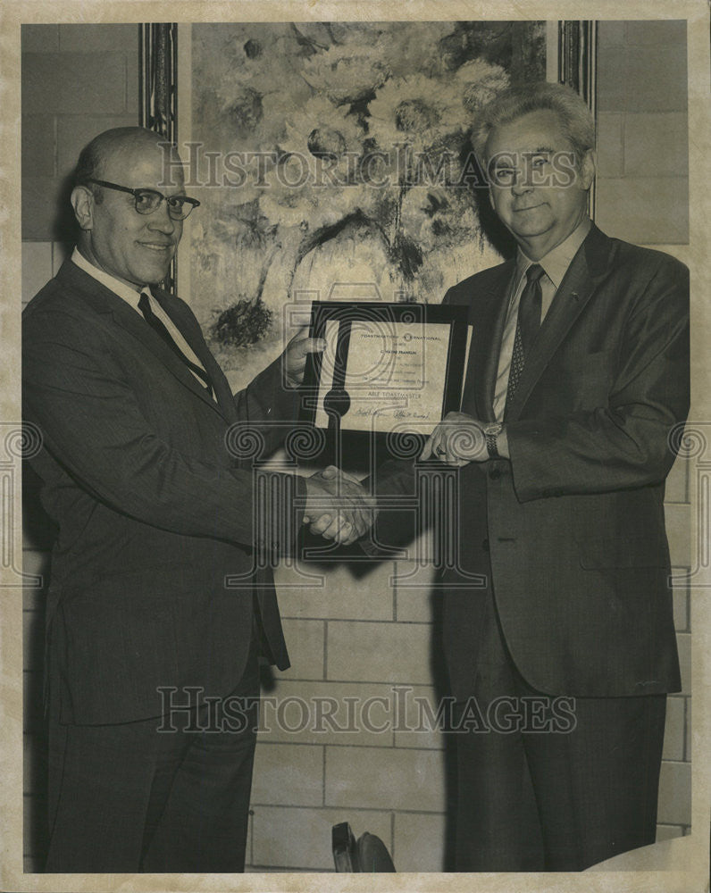 1971 Press Photo Chester Cook Able Toastmaster Wayne Franklin Certificate - Historic Images