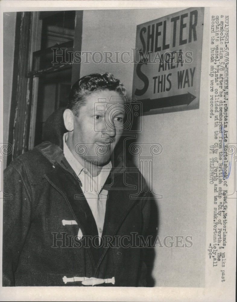 1963 Press Photo Captain Arie Kortelshock Katwijk Netherlands British Ship Perth - Historic Images