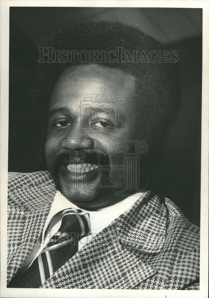 1975 Press Photo Erwin France Model Cities Director Lillian William Covering - Historic Images