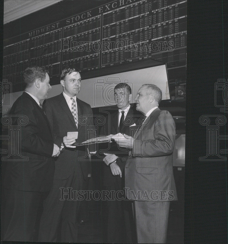 1965 Press Photo Marking Listing W R  Grace &amp; Co Midwest Stock Exchange Kelley - Historic Images