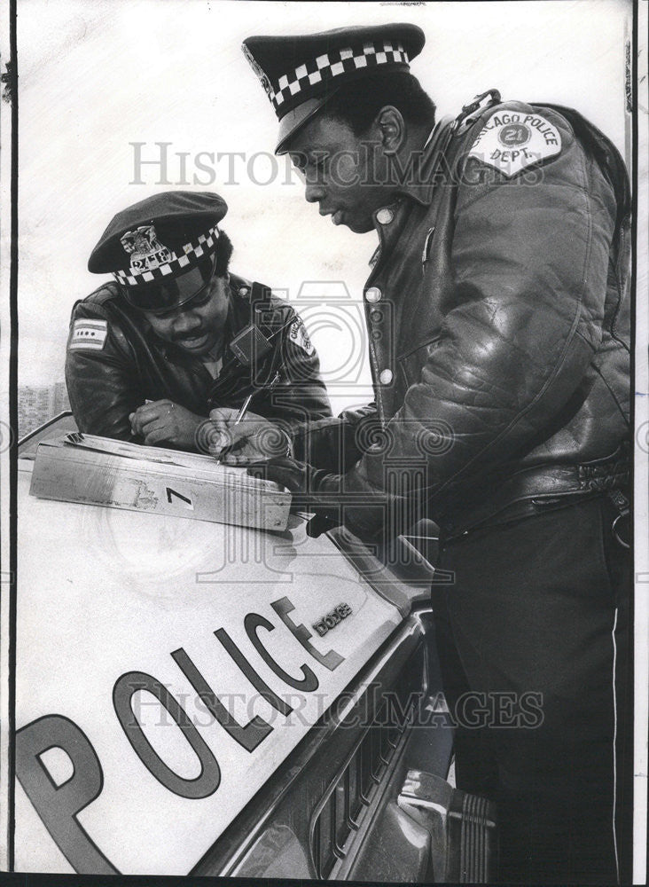 1974 Press Photo Joe Davenport and Sidney Kelly Chicago Police Officers - Historic Images