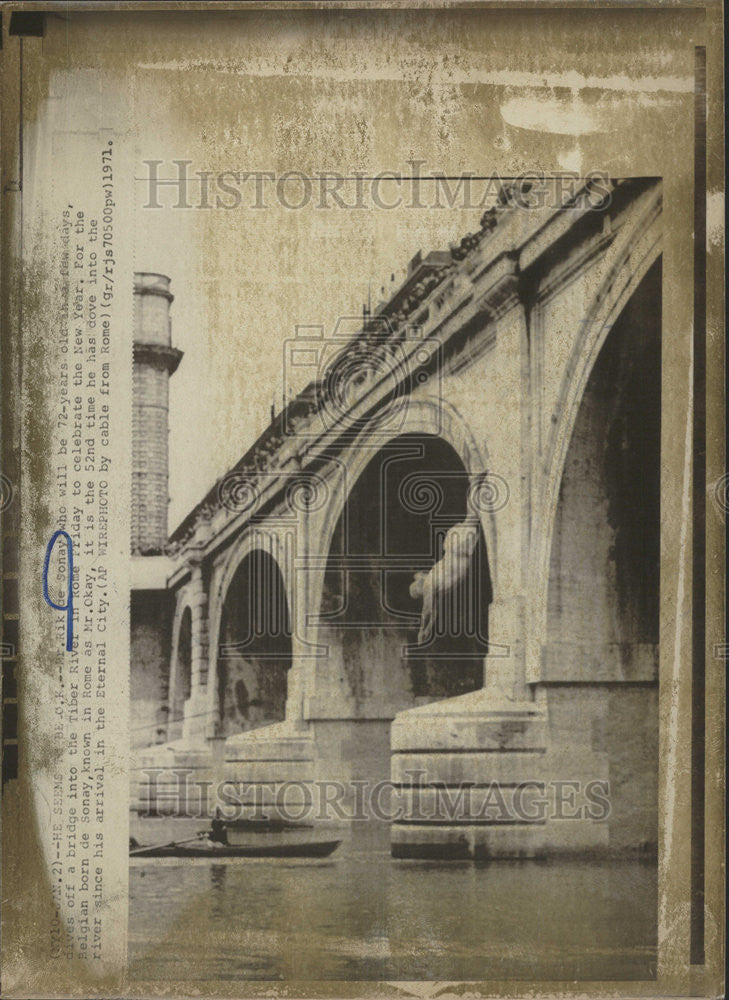1971 Press Photo Rik De Sonay Dives Bridge Tiber River Rome - Historic Images