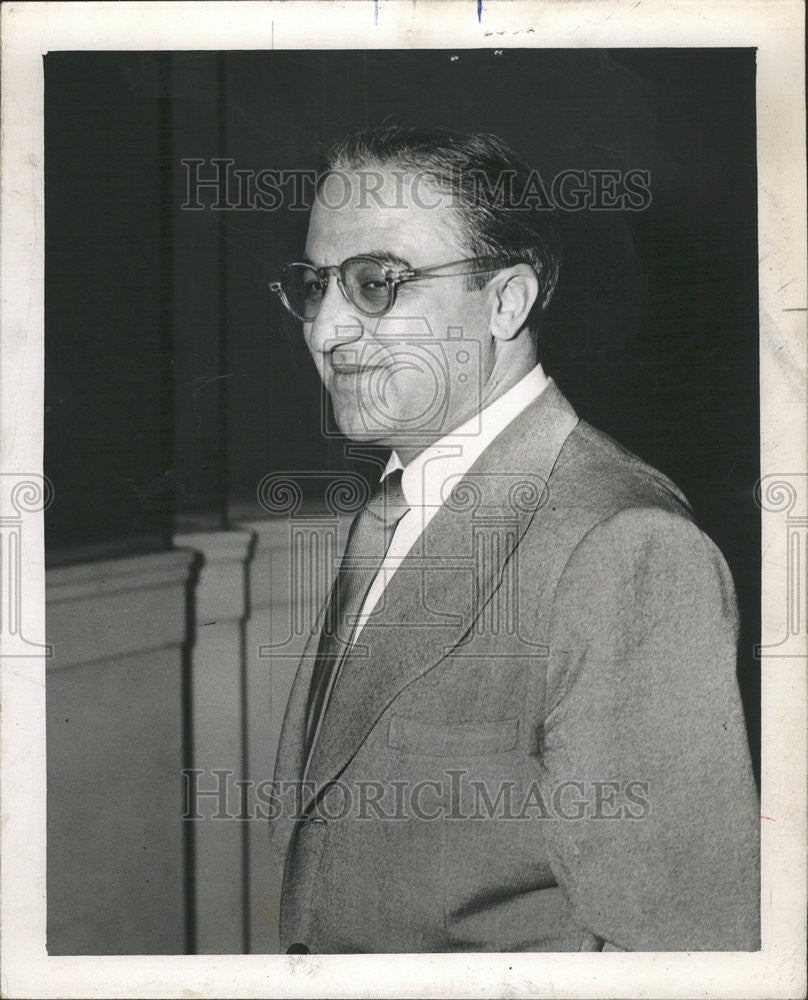 1985 Press Photo Grey suit and tinted glasses - Historic Images