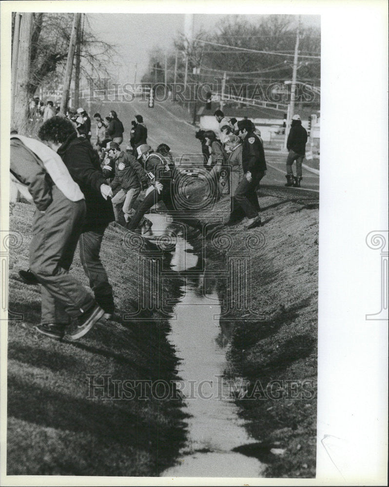 1964 Press Photo Searchers Exchange Avenue Crete Illinois Michael Des Forges - Historic Images