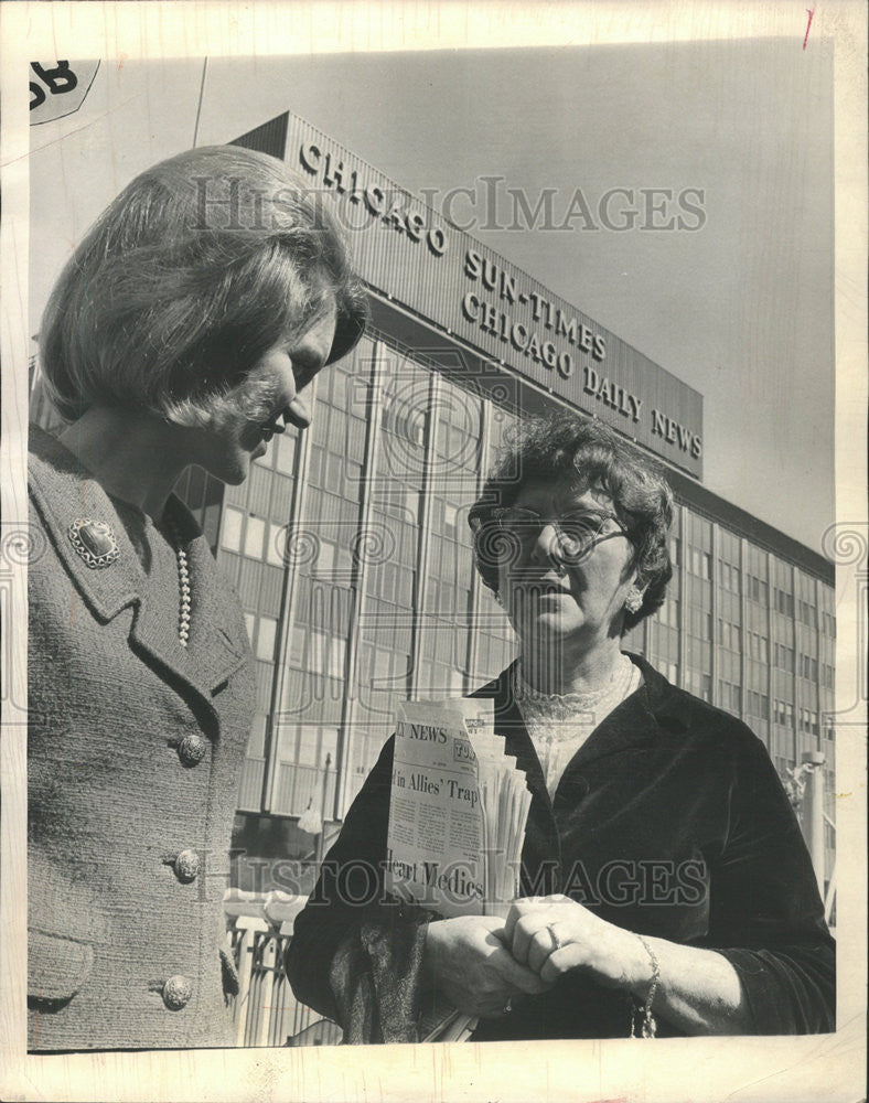 1966 Press Photo Mrs. Mareel L. De Rudder (right) with reporter Lois Wilie - Historic Images