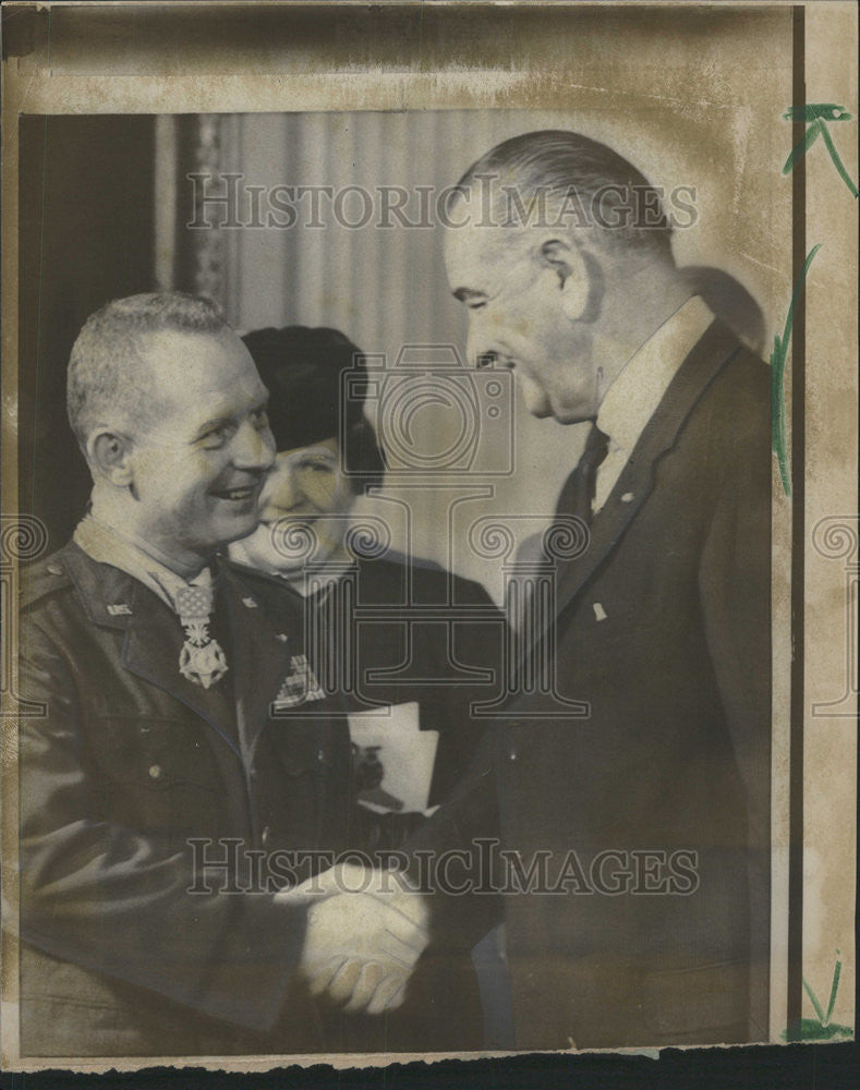 1967 Press Photo Johnson Fisher White House Medal - Historic Images