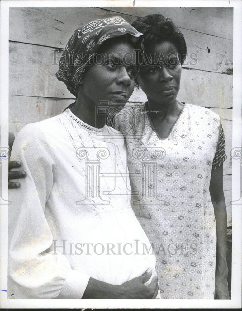 1977 Press Photo Shirley Jo Finney Cicely Tyson Actresses NBC Wilma - Historic Images