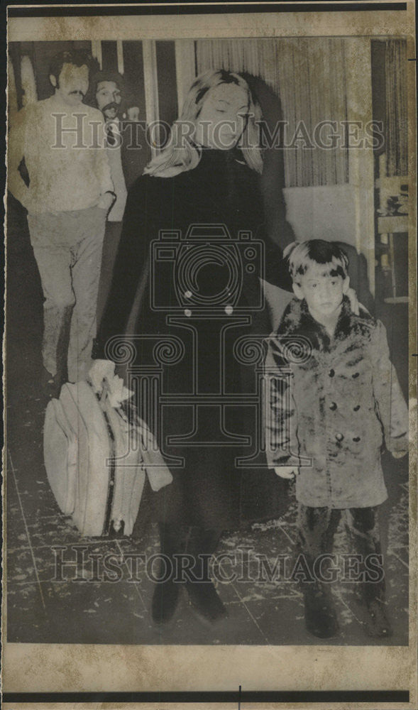 1975 Press Photo Daniel Levitt Mrs Joshua Tel Aviva Kinori Air Port - Historic Images