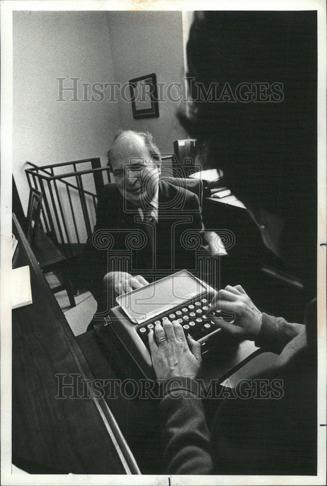 1972 Press Photo Richard Kinney Sandra Pesmen Hadley school Tellatouch machine - Historic Images