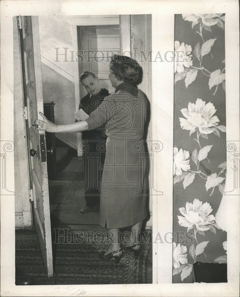 1950 Press Photo Jeffrey Kinney Publishes The Neighborhood News - Historic Images