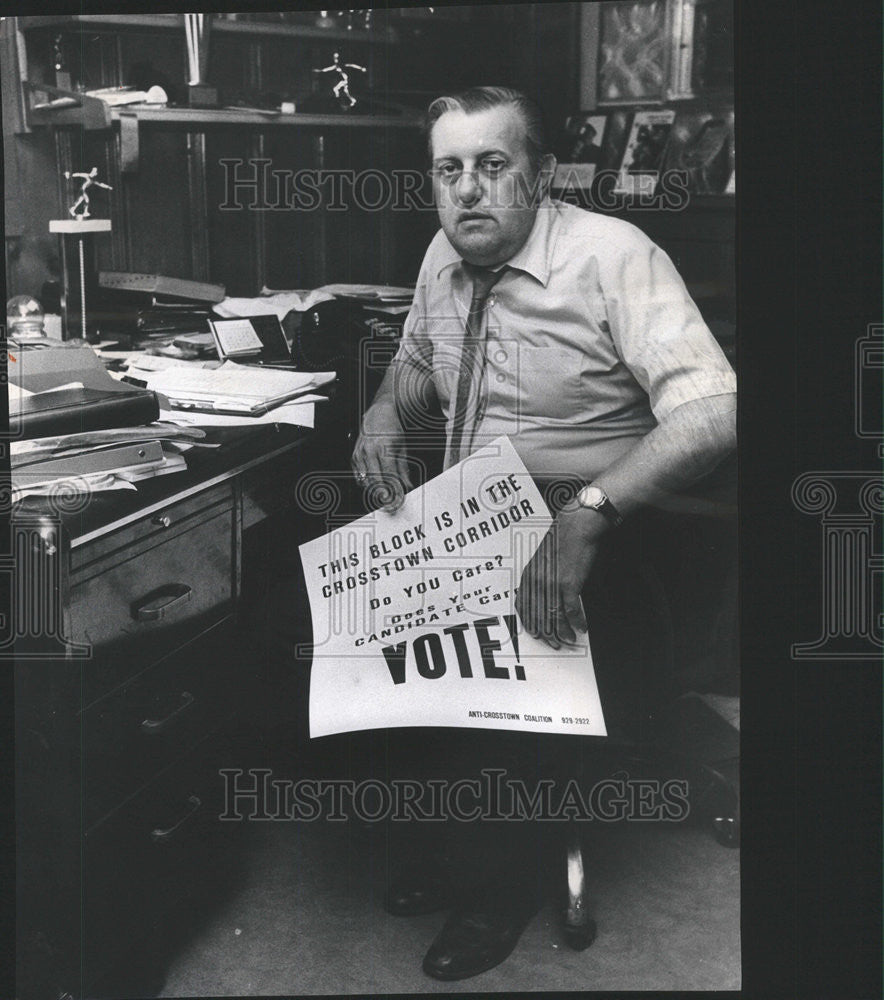 1972 Press Photo William Kinder Shows a Poster Representing as Issue - Historic Images