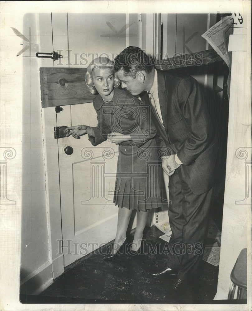 1958 Press Photo Mr and Mrs Tom King Hope New Locks Will Prevent Future Breakins - Historic Images