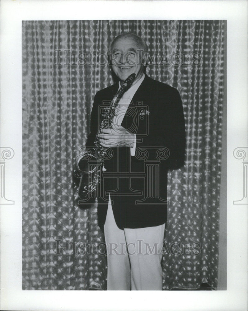 1975 Press Photo Musician Wayne King, The Waltz King with Saxophone - Historic Images