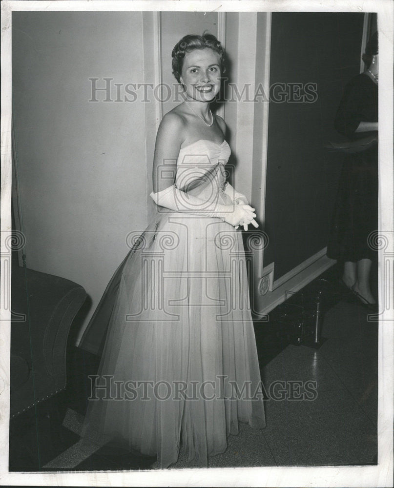 1954 Press Photo Mrs. James Kinnear III Society Ball Chicago Palmer House - Historic Images